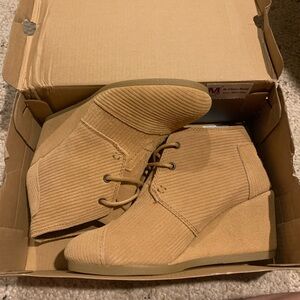 TOMS wedge ankle booties brown sugar suede corduroy color size 6. Never worn